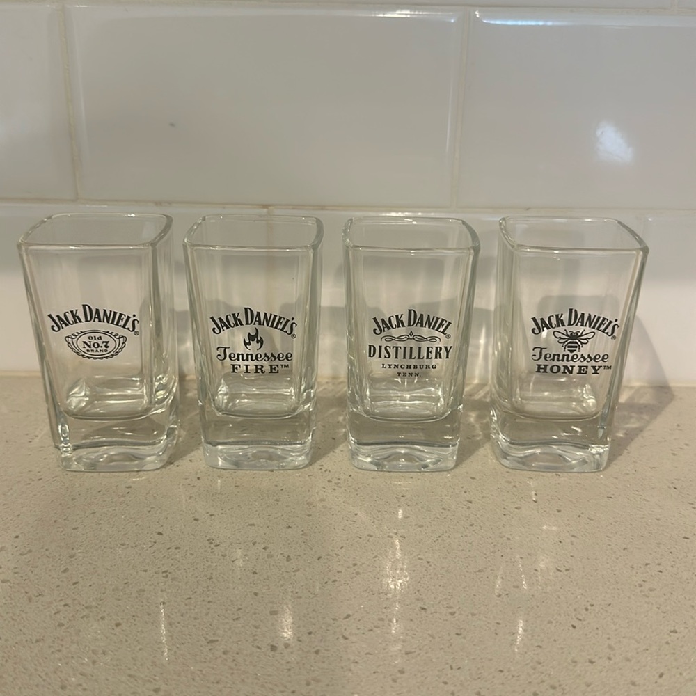 🍃 Set of 4 Jack Daniel's Collector’s shot glasses